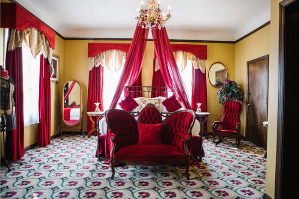 Lady In Red Suite | Mizpah Hotel